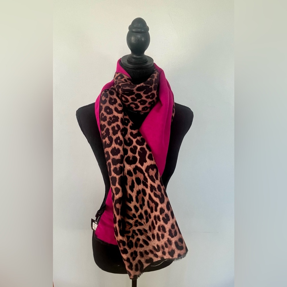 NET Stylish Leopard Print Scarf with a hot pink back.